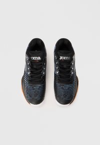 Pantofi sport negri cu dungi orizontale albastre și gri, având un material superior texturat, șireturi negre și o talpă din cauciuc maro.
