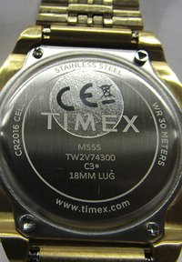 Rustfrit stål backcover med Timex-logo, CE-mærke, vandtætningslabel og forskellige tekniske detaljer indgraveret.