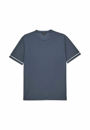 Tricou scurt cu mânecă, de culoare bleu marin, cu guler rotund, având accente albe pe marginea mânecilor. Fabricat dintr-un material neted și ușor.