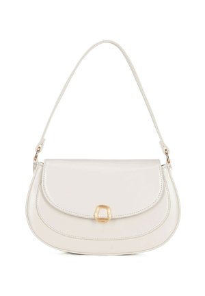 Witte leren schoudertas met een gebogen klep, gouden gespsdetail en enkele band.