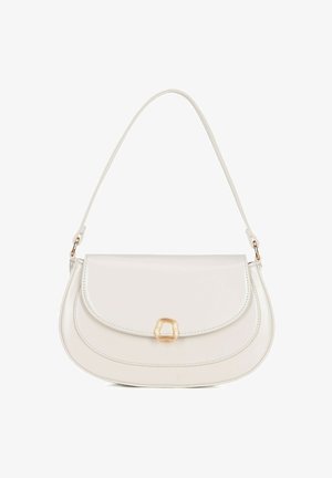 Witte leren schoudertas met een gebogen klep, gouden gespsdetail en enkele band.