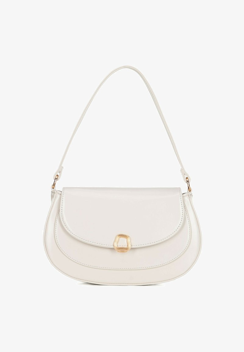 Witte leren schoudertas met een gebogen klep, gouden gespsdetail en enkele band.
