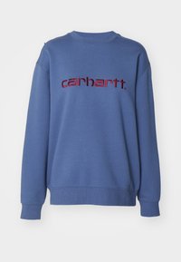 Sudadera azul hecha de mezcla de algodón con cuello redondo, mangas largas y logo "carhartt." bordado en rojo.