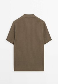 Polo shirt en tricot marron à manches courtes avec texture côtelée et col plat, vu de dos sur un fond blanc.