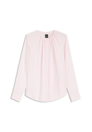 Hellrosa Langarmbluse mit rundem Ausschnitt, dezenten vorderen Falten und Ärmelbündchen, innen mit einem schwarzen BOSS-Label versehen.