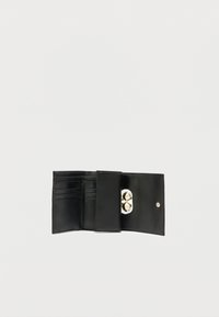 Czarny skórzany portfel z wieloma przegródkami na karty, centralną przegrodą i zatrzaskiem. Gładka faktura z metalicznymi akcentami.