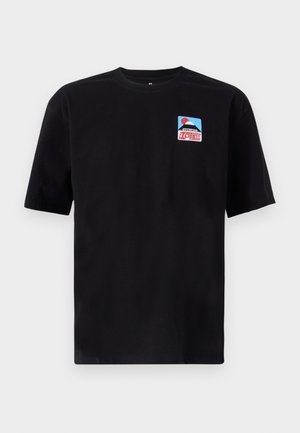 Zwart T-shirt met korte mouwen met een kleine kleurrijke afbeelding op de linkerborst met een rode zon, berg en gestileerde tekst.