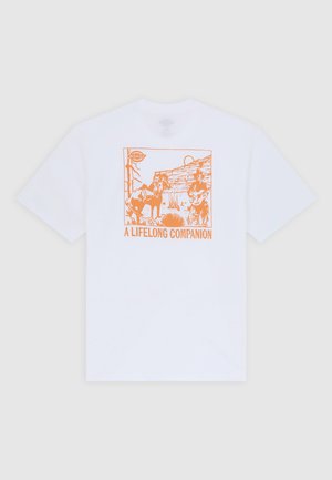 T-shirt bianco in cotone con una stampa grafica arancione di un paesaggio con un cavallo e una persona, il testo recita "UN COMPAGNO PER SEMPRE."