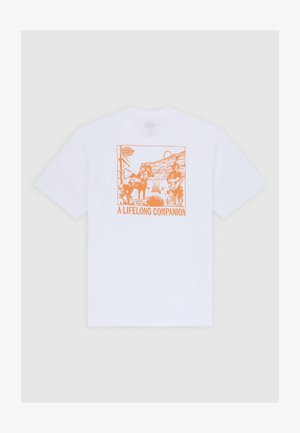 Biała bawełniana koszulka z pomarańczowym nadrukiem przedstawiającym krajobraz z koniem i osobą, tekst brzmi "WIECZNY TOWARZYSZ."