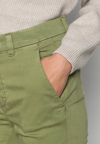 Marc O'Polo FRENCH POCKETS HIGH WAIST SLIM FIT REGULAR LENGTH - Chinos - blooming forest
