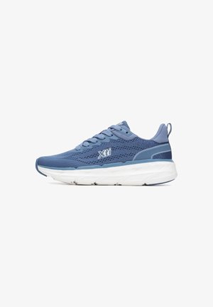 Zapato deportivo azul con parte superior de malla transpirable, detalles texturizados, suela acolchada blanca y logotipo en el lateral. Cuenta con cierre de cordones.