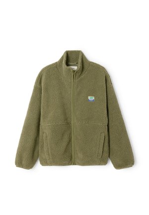 Vojniško zelena flis jakna s polnim sprednjim zadrgo, visokim ovratnikom, dvema sprednjima žepoma in majhno pravokotno nalepko z logotipom na prsih.