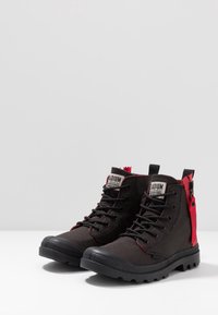 Palladium Stivaletti stringati - black
