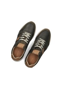Leren sneakers in donkergroen met geperforeerde structuur, crèmekleurige veters en tan accenten. Rond toelopende neus en plat zoolontwerp.