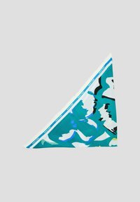 Grote turquoise driehoekige sjaal met abstracte zwarte en blauwe patronen, een witte franjerand en een blauwe logoband langs één zijde.