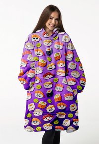 Mikina s kapucí ve tvaru obrovské fialové fleecové deky s japonským jídlem sushi, na které jsou kreslené postavy sushi s úsměvy. Obsahuje kapuci a velkou přední kapsu.