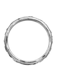 Anello in argento con una superficie testurizzata e un design leggermente attorcigliato. Forma rotonda con motivi alternati lisci e rigati lungo la fascia.