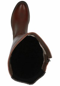 Bota de cuero marrón hasta la rodilla con punta redondeada, forro negro suave y cremallera en el costado. El puño está ligeramente enrollado hacia abajo.