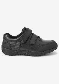 Chaussure de sport noire avec deux sangles ajustables en Velcro, tige en synthétique texturé, col rembourré et semelle extérieure en caoutchouc à bandes.