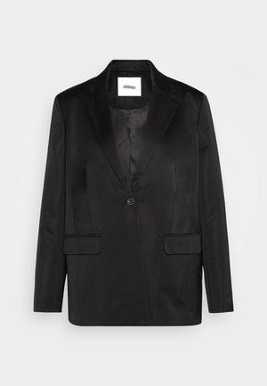 Sacou negru din material neted, cu rever tăiat, închidere cu un singur buton și două buzunare frontale. Siluetă ajustată și design clasic.