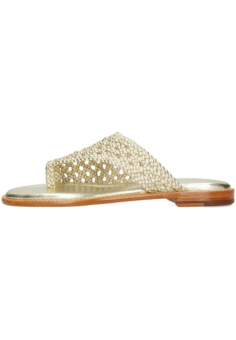 Sandale cu baretă între degete