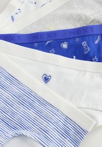 Quattro paia di mutande in bianco e blu. I motivi includono righe, cuori e design fantasiosi. I materiali sembrano morbidi con una cintura testurizzata.