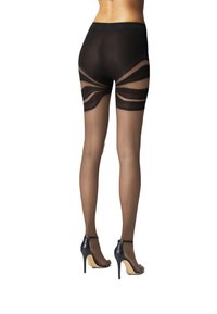 Sorte, gennemsigtige strømpebukser med horisontale stribemønstre ved lårene, parret med sorte højhælede sko. Glat tekstur, uigennemsigtig finish.