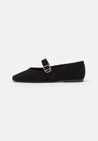 Černé semišové baleríny s špičatou špičkou a dekorativním páskem se sponou přes přední část. Minimalistický design s nízkým profilem.