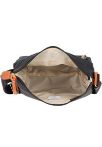 Borsa in nylon nera con dettagli in pelle beige. L'apertura con zip rivela un interno beige con un'etichetta e una singola tasca a scomparsa.