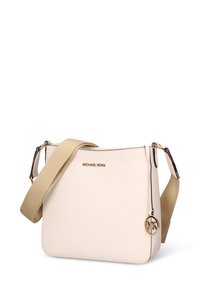 Borsa a tracolla in pelle testurizzata beige chiaro con logo dorato, dotata di tracolla beige removibile e dettagli in metallo lucido.