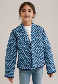 Quiltana jakna v modrih tonih z diamantnim vzorcem, s mornarsko modrim obrobom in gumbi, zasnovana z dolgimi rokavi.