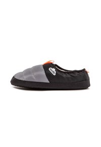 Pantuflas acolchadas en gris y negro con suela de goma negra y un lazo de acento naranja. Exterior de tejido suave, diseño de perfil bajo para uso en interiores.