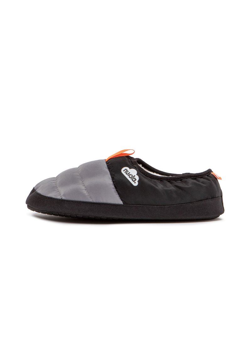 Pantuflas acolchadas en gris y negro con suela de goma negra y un lazo de acento naranja. Exterior de tejido suave, diseño de perfil bajo para uso en interiores.