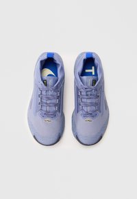 Scarpe da ginnastica di un delicato viola chiaro, con una tomaia in rete testurizzata, dettagli in blu a contrasto, lacci piatti e suola in gomma stampata.