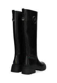 Czarne skórzane kozaki do kolan z okrągłym czubkiem, grubą czarną podeszwą i tłoczonym logo po zewnętrznej stronie. Posiadają przeszycia i pętle do zakupu.