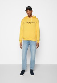 Tommy Hilfiger LOGO HOODY - Sweatshirt com capuz - warm yellow