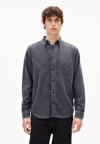 Grijze denim overhemd met lange mouwen, knopenfront, enkele borstzak en een afgeronde zoom. Gestructureerd ontwerp met een lichte vervaagde afwerking.