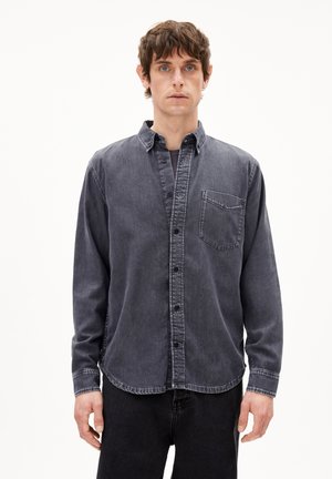 Graues Denim-Hemd mit langen Ärmeln, knöpfbarem Vorderteil, einer Brusttasche und einem abgerundeten Saum. Strukturiertes Design mit einem leicht verblassten Finish.