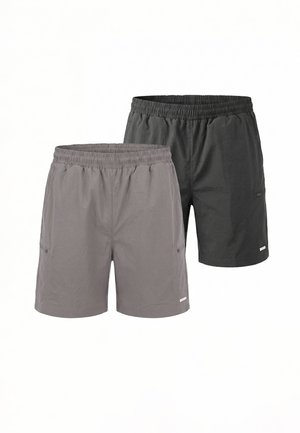Deux pantalons courts à taille élastique, un gris clair et un gris foncé, chacun avec des poches latérales zippées et un petit logo près de l'ourlet.