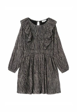 Schwarz-weiß gestreiftes Kleid mit zebramuster, langen Ärmeln, gerüschtem Ausschnitt, gerafftem Taillenbund und einem Schlüsselaugenöffnung hinten. Hergestellt aus strukturiertem Stoff.
