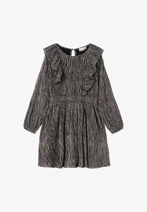 Czarna i biała sukienka w paski zebry z długimi rękawami, falbaniastym dekoltem, marszczoną talią oraz otworem w kształcie łezki z tyłu. Wykonana z teksturowanej tkaniny.