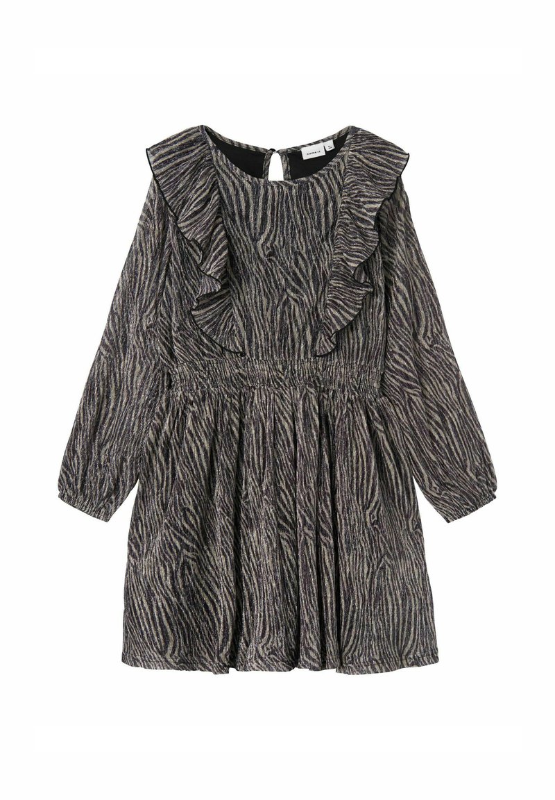 Schwarz-weiß gestreiftes Kleid mit zebramuster, langen Ärmeln, gerüschtem Ausschnitt, gerafftem Taillenbund und einem Schlüsselaugenöffnung hinten. Hergestellt aus strukturiertem Stoff.