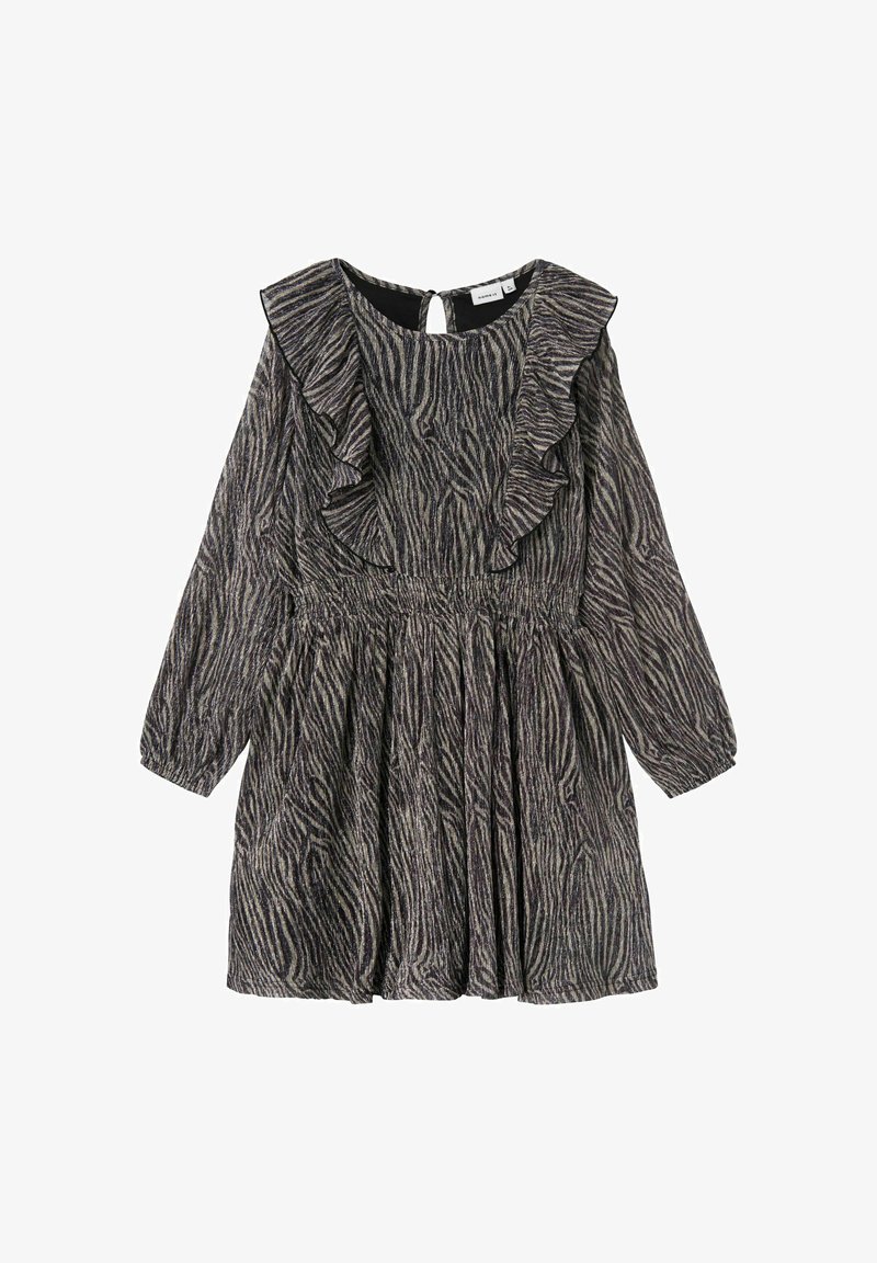 Mekko, jossa on mustavalkoiset seepraraidat, pitkät hihat, röyhelökaula-aukko, kuminauhakotelo ja takana avattaessa oleva aukko. Valmistettu teksturoidusta kankaasta.