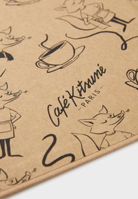Kraftpapirmeny med svartlinjete illustrasjoner av rever, kaffekopper, og teksten "Café Kitsuné - PARIS." Teksturert, med lekne designelementer.