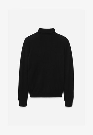 Pull over noir à col roulé en tissu doux, avec des manches longues, une coupe ajustée, et un col et un ourlet côtelés discrets.