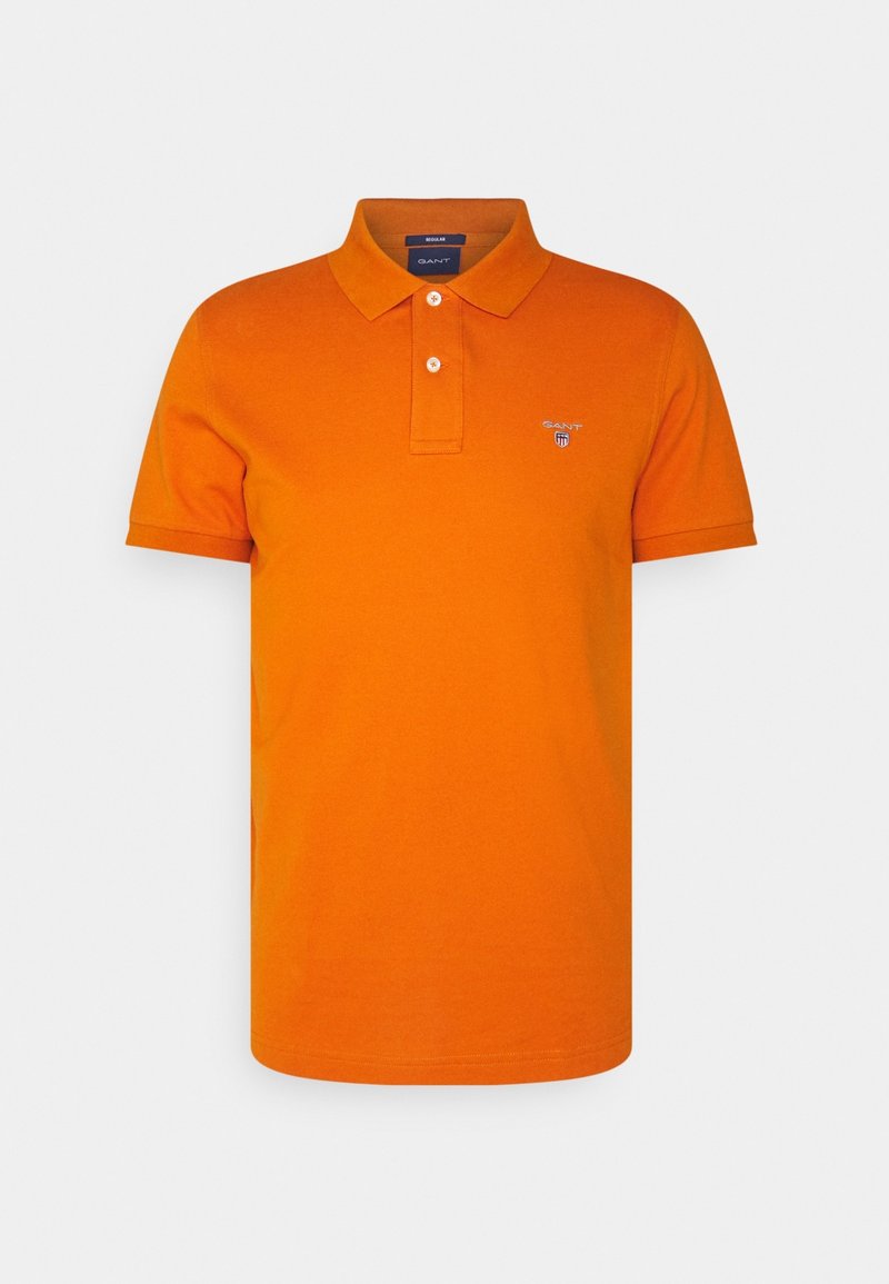 Polo orange à manches courtes avec deux boutons, col et petit logo GANT sur la poitrine gauche sur fond clair.
