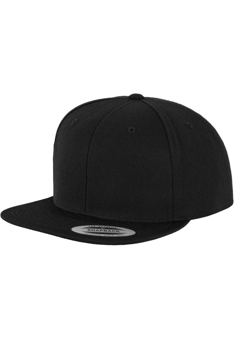 Casquette snapback noire à visière plate avec panneaux cousus et œillets de ventilation, présentée légèrement inclinée sur fond blanc.