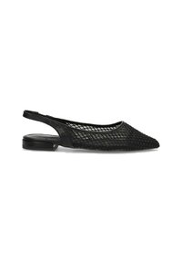 Zapato negro tipo slingback con parte superior de malla tejida, puntera puntiaguda y tacón bajo. Suela plana con toques sutiles y un diseño elegante.