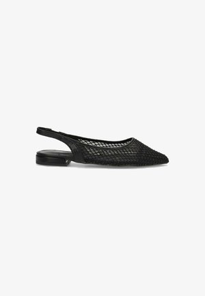 Zapato negro tipo slingback con parte superior de malla tejida, puntera puntiaguda y tacón bajo. Suela plana con toques sutiles y un diseño elegante.