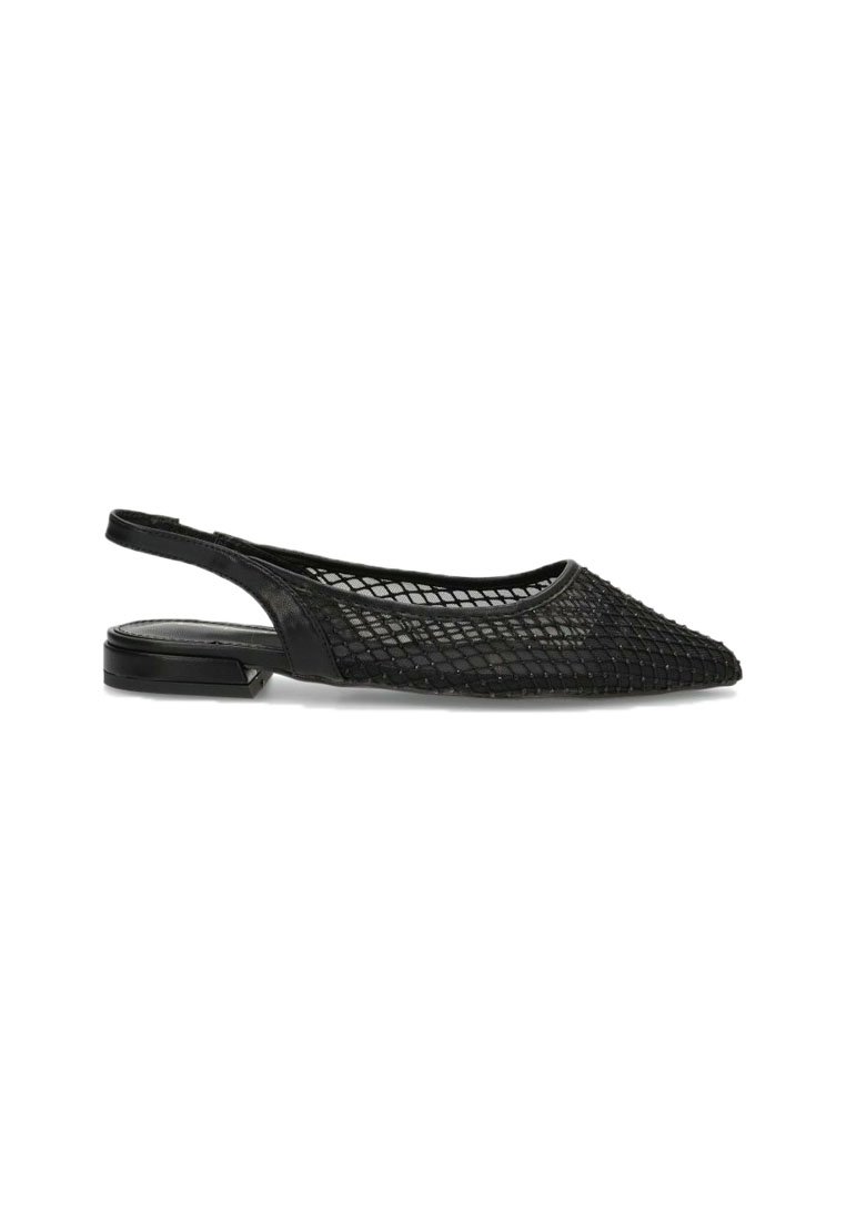 Zapato negro tipo slingback con parte superior de malla tejida, puntera puntiaguda y tacón bajo. Suela plana con toques sutiles y un diseño elegante.